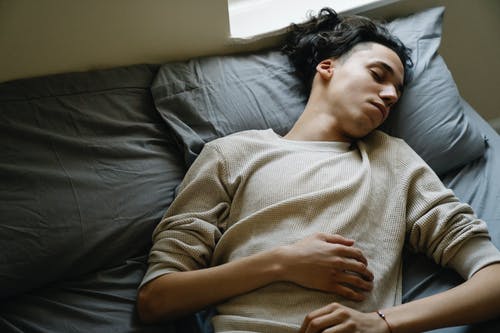 ¿Dormir boca arriba ayuda en tu salud?